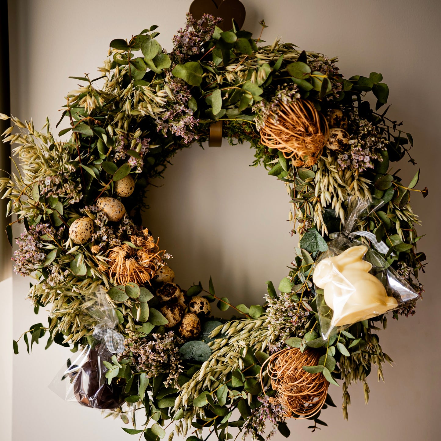 Corona de Pascua con 3 figuras de chocolate