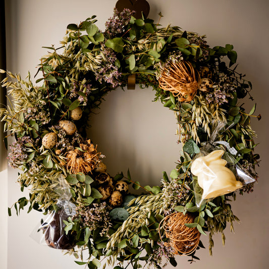 Corona de Pascua con 3 figuras de chocolate