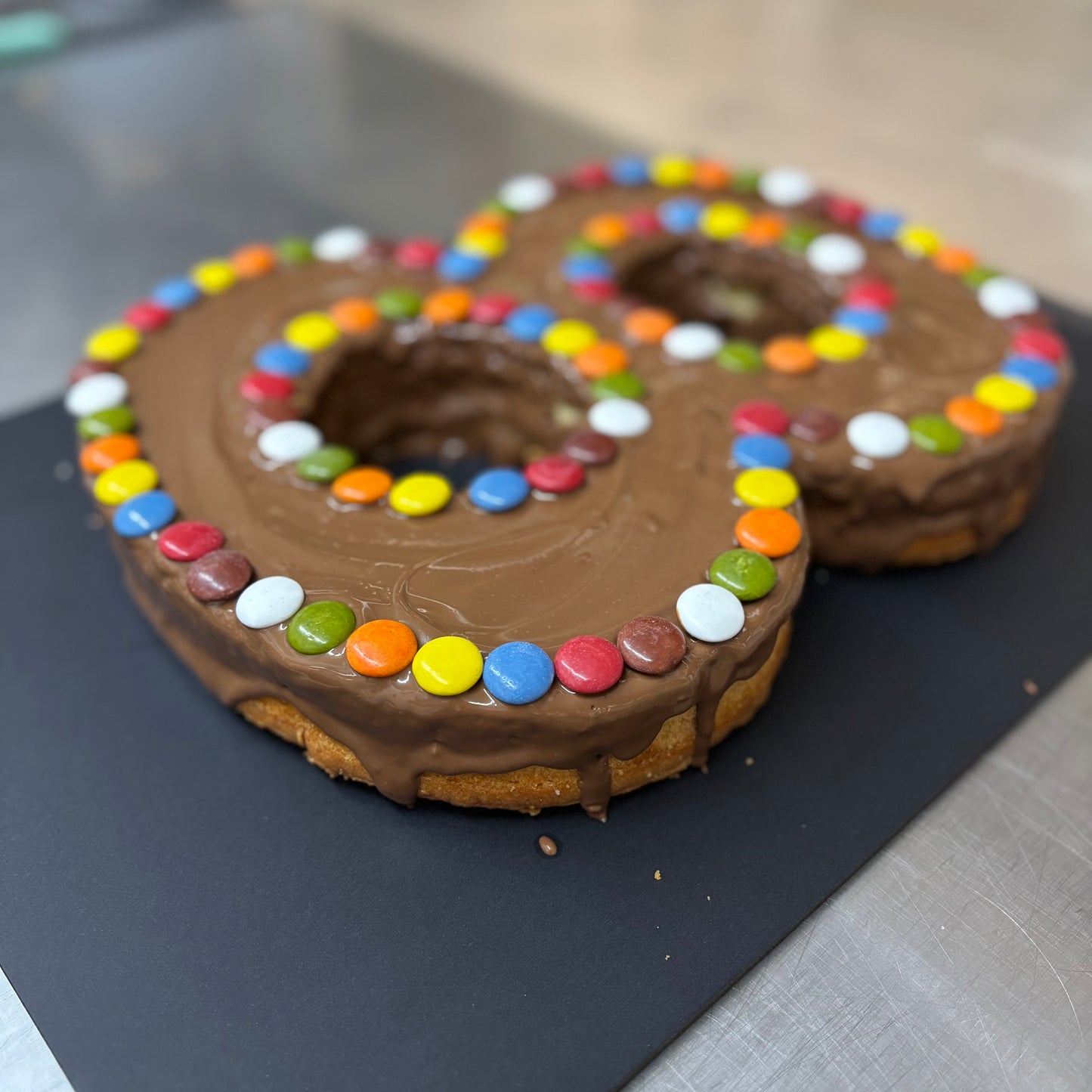 Bizcocho básico con cobertura de chocolate con leche y lacasitos