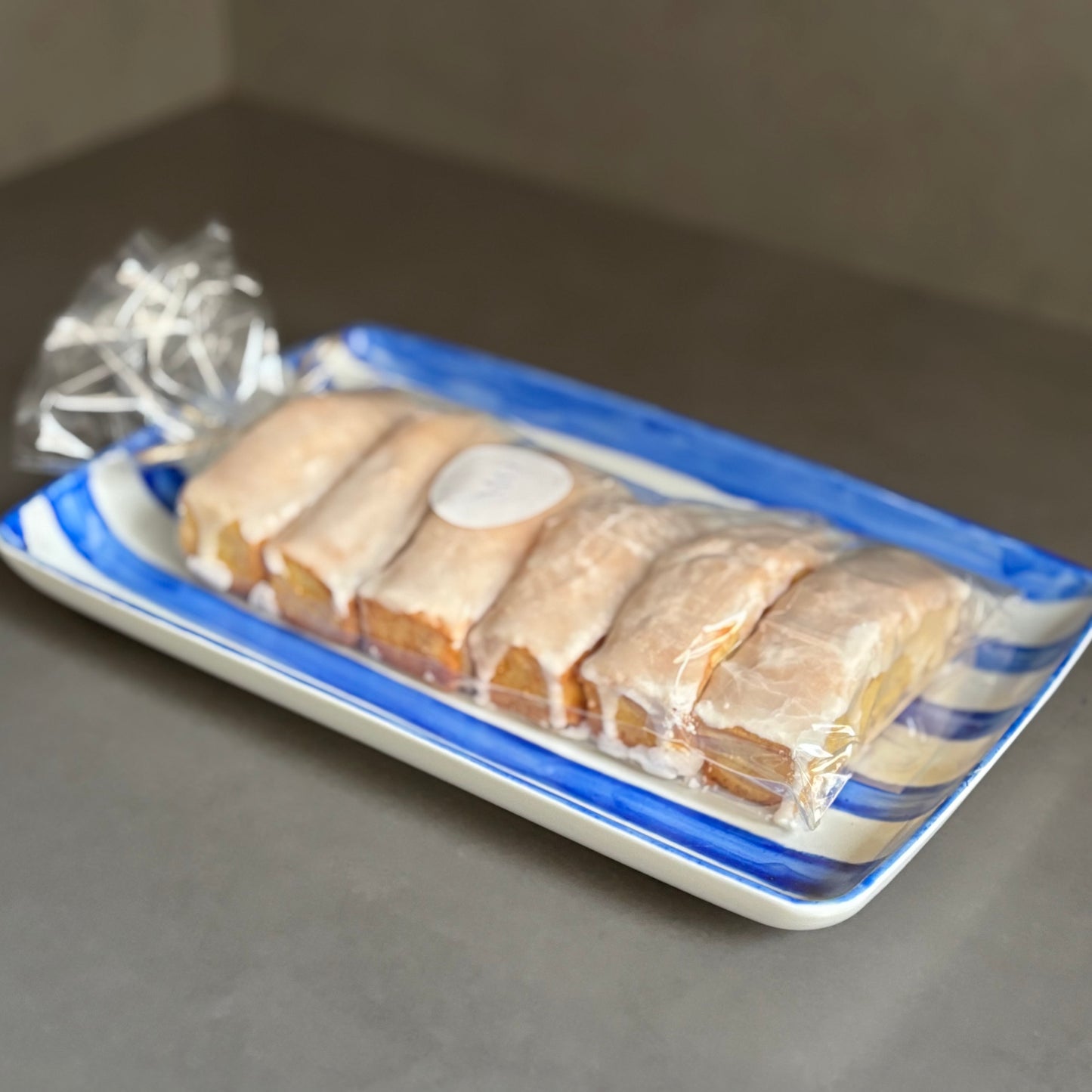 Bandejas pintadas a mano para el desayuno