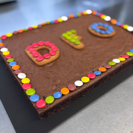 Brownie con lacasitos, iniciales/ números (sin gluten)