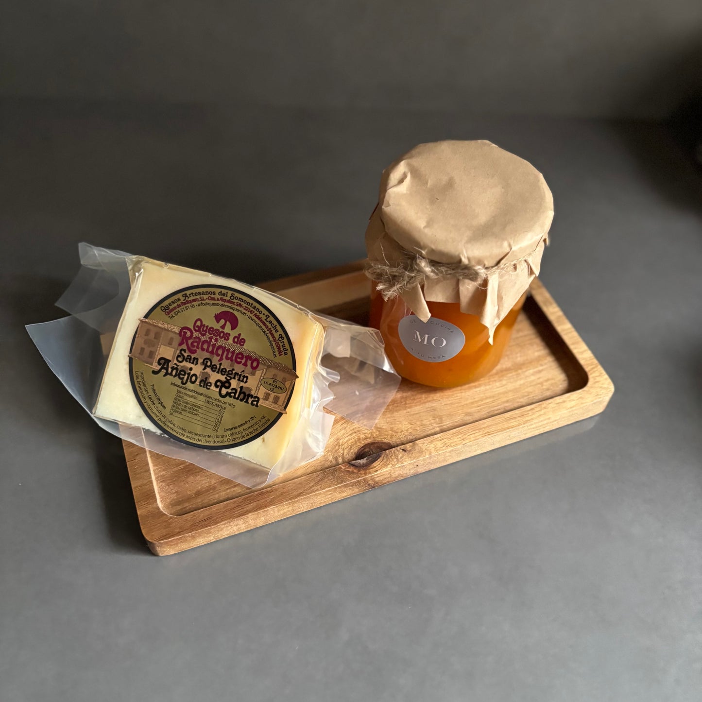 Queso curado y confitura casera con bandeja de madera