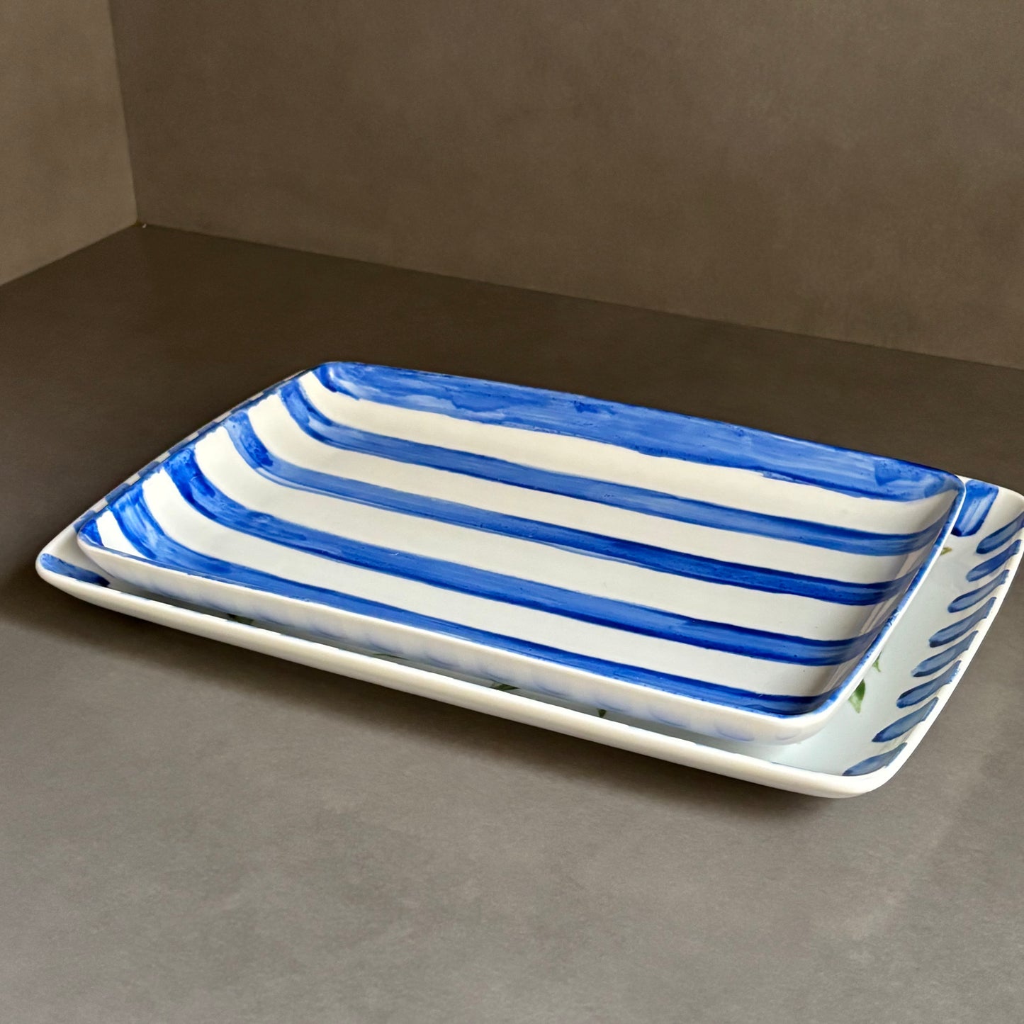 Bandejas pintadas a mano para el desayuno