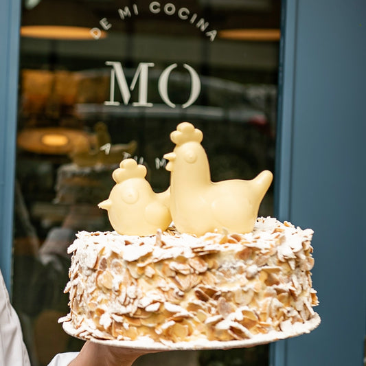 Sara con gallinas choco blanco